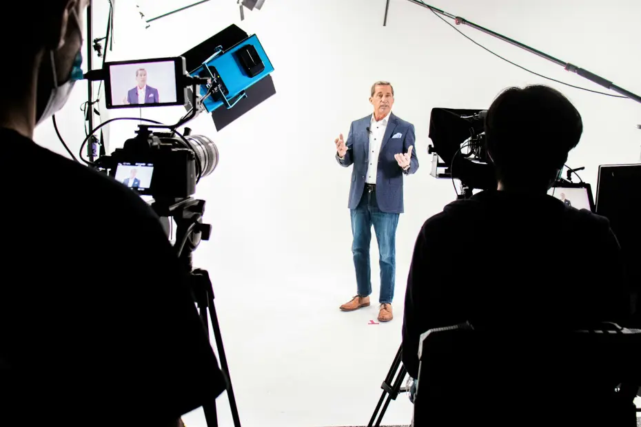 tournage vidéo d'entreprise en studio avec cameraman et équipe de production