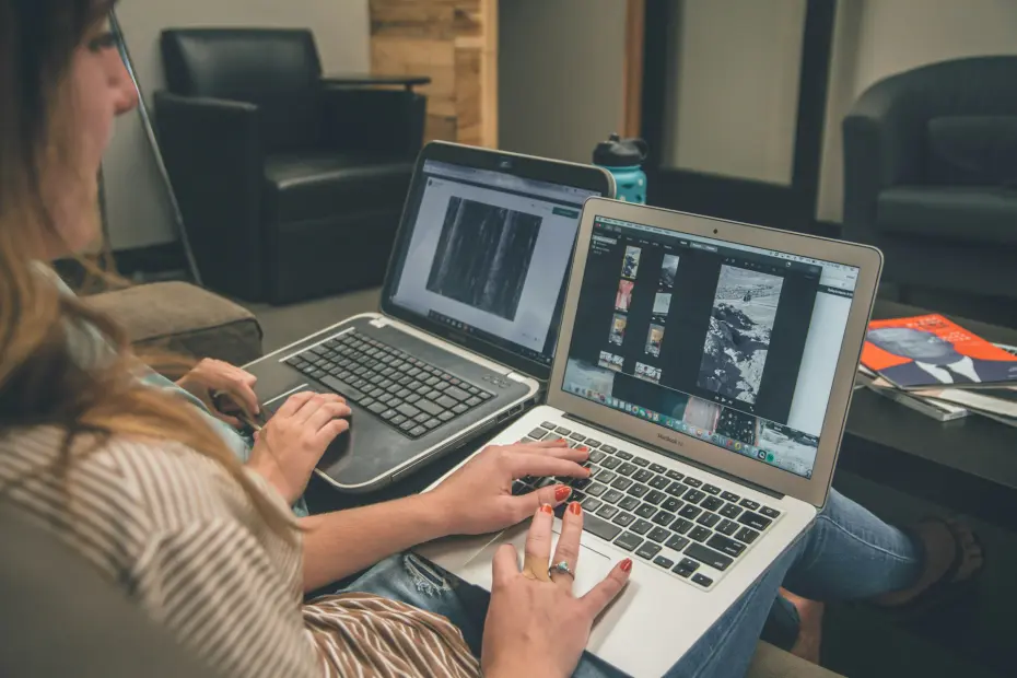 deux femmes travaillant sur des logiciels de montage vidéo sur ordinateurs portables